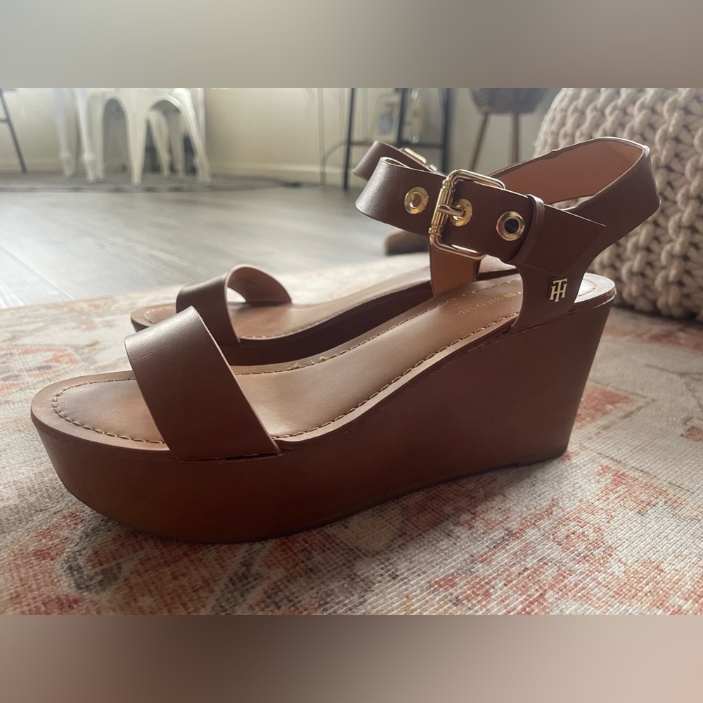 Tommy Hilfiger brown/tan platform 3 inch heels. Worn once. Size 9.5